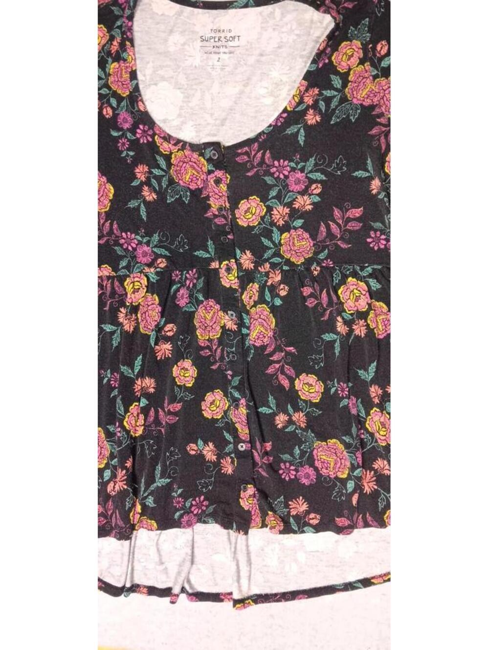 Torrid 3/4 Sleeve Button Up Tunic Blouse Womens Size 2 Black With Floral Design - Picture 11 of 12